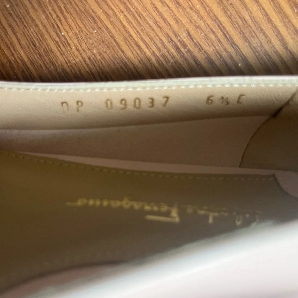 Ferragamo Women’s Patent Leather Cream Ballet Flats - Picture 4 of 7